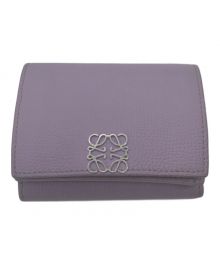 LOEWE（ロエベ）の古着「アナグラム トライフォールド ウォレット LOEWE Anagram Trifold Wallet In Pebble Grain Calfskin "Light Mauve" 0010851780 」｜パープル