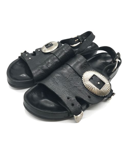 TOGA PULLA（トーガ プルラ）TOGA PULLA (トーガ プルラ) RAY BEAMS (レイ ビームス) 別注 Metal emboss sandal SP ブラック サイズ:43の古着・服飾アイテム