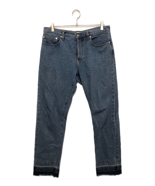 J.W.ANDERSON（ジェイダブリューアンダーソン）J.W.ANDERSON (ジェイダブリューアンダーソン) カットオフデニムパンツ TURN UP SLIM JEANS インディゴ サイズ:48の古着・服飾アイテム