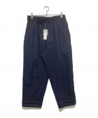 s'yteサイト）の古着「T/W GABARDINE 2-TUCK TAPERED BELT PANTS」｜ネイビー