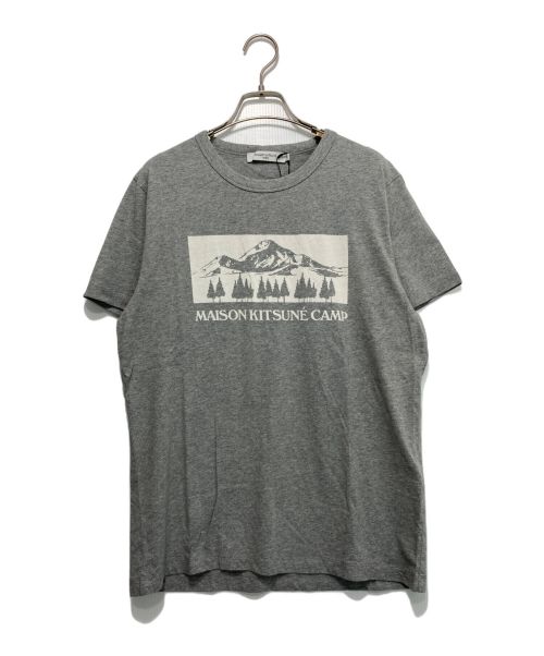 maison kitsune（メゾンキツネ）maison kitsune (メゾンキツネ) MOUNTAIN CAMP CLASSIC TEE-SHIRT グレー サイズ:L 未使用品の古着・服飾アイテム