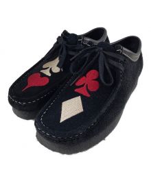 CLARKS ORIGINALS×stussy（クラークス オリジナルズ×ステューシー）の古着「23AW WALLABEE BLACK EMBROIDERY スエードレザーシューズ」｜ブラック