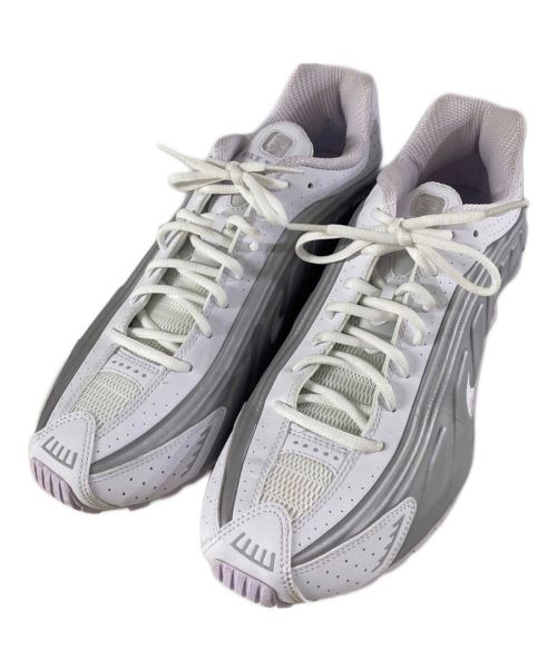 NIKE（ナイキ）NIKE (ナイキ) W SHOX R4 WHITE/BARELY GRAPE-MTLC PLATINUM ローカットスニーカー ホワイト サイズ:29の古着・服飾アイテム