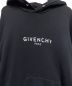 GIVENCHY (ジバンシィ) ヴィンテージロゴプリントプルオーバーパーカー ブラック サイズ:M：19800円