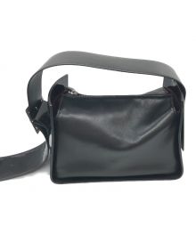 Ameri（アメリ）の古着「ENAMEL WIDE SHOULDER SQUARE BAG」｜ブラック