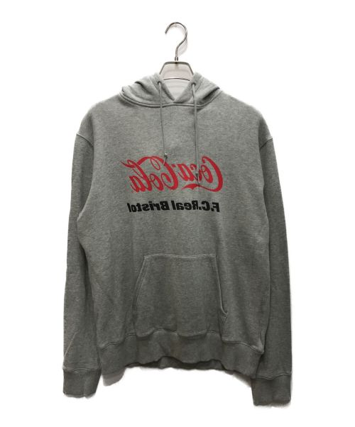 F.C.R.B. × Coca Cola（エフシーレアルブリストル × コカコーラ）F.C.R.B. × Coca Cola (エフシーレアルブリストル × コカコーラ) MIRROR LOGO HOODIE グレー サイズ:XLの古着・服飾アイテム