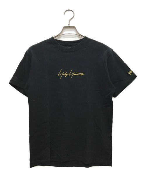 New Era（ニューエラ）New Era (ニューエラ) Yohji Yamamoto pour homme (ヨウジヤマモト プールオム) METALLIC GOLD SIGNATURE SS TEE ブラック サイズ:SMALLの古着・服飾アイテム