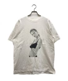 BIOTOP（ビオトープ）の古着「Kate Moss by David Sims Photo T-shirts/ケイトモスバイデイビッドシムズフォトTシャツ」｜ホワイト