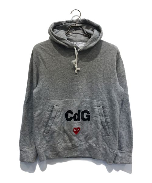 PLAY COMME des GARCONS（プレイ コムデギャルソン）PLAY COMME des GARCONS (プレイ コムデギャルソン) ロゴ プリントパーカー/ハートパッチ プリントパーカー グレー サイズ:Mの古着・服飾アイテム