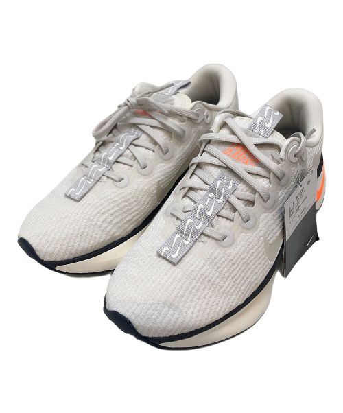 NIKE（ナイキ）NIKE (ナイキ) Motiva/モティバ/ローカットスニーカー ホワイト サイズ:UK7/EUR41/BR39.5/CN260(2.5) 未使用品の古着・服飾アイテム