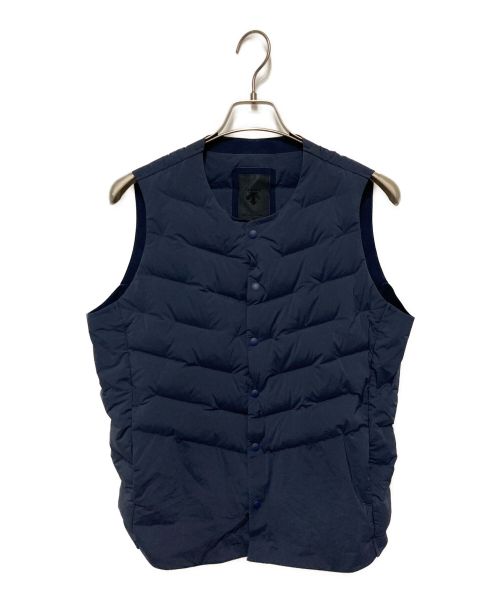 DESCENTE ALLTERRAIN（デザイント オルテライン）DESCENTE ALLTERRAIN (デザイント オルテライン) D.I.S. DOWN VEST ネイビー サイズ:Mの古着・服飾アイテム