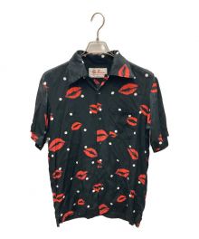 Aloha Blossom（アロハブロッサム）の古着「KISS SHORT SLEEVE BLACK」｜ブラック×レッド