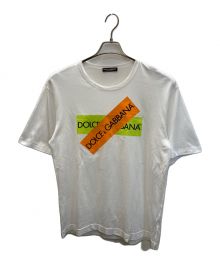 DOLCE & GABBANA（ドルチェ＆ガッバーナ）の古着「ロゴテーププリントTシャツ」｜ホワイト