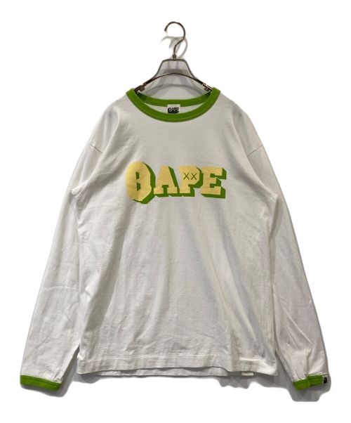 BAPE BY A BATHING APE（ベイプバイアベイシングエイプ）BAPE BY A BATHING APE (ベイプバイアベイシングエイプ) KAWS (カウズ) リンガーＴシャツ ホワイト×グリーン サイズ:Lの古着・服飾アイテム