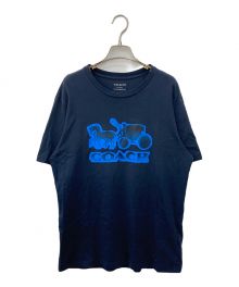 COACH（コーチ）の古着「スプレー プリント ホース アンド キャリッジ Tシャツ」｜ネイビー