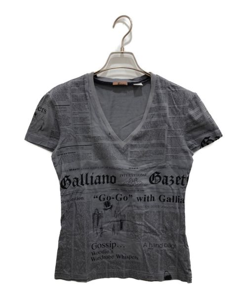 JOHN GALLIANO（ジョンガリアーノ）JOHN GALLIANO (ジョンガリアーノ) ニュースペーパーVネックカットソー グレー サイズ:XSの古着・服飾アイテム