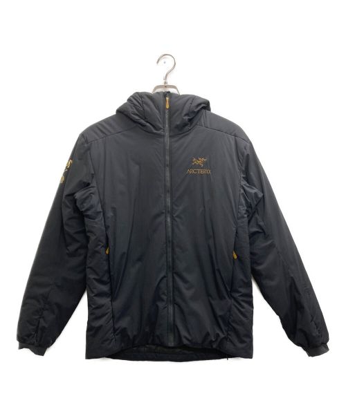 ARC'TERYX（アークテリクス）ARC'TERYX (アークテリクス) 別注ロゴアトムARフーディー ブラック サイズ:SIZE Sの古着・服飾アイテム