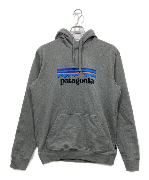 Patagonia（パタゴニア）Patagonia (パタゴニア) P-6 ロゴ アップライザル フーディ グレー サイズ:Mの古着・服飾アイテム