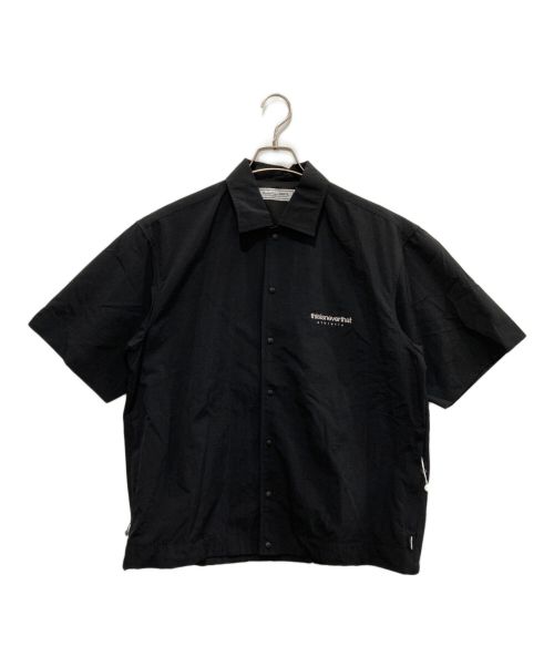 UNIVERSAL PRODUCTS.（ユニバーサルプロダクツ）UNIVERSAL PRODUCTS. (ユニバーサルプロダクツ) thisisneverthat (ディスイズネバーザット) EMBROIDERED TRACK SHIRT ブラック サイズ:2 未使用品の古着・服飾アイテム