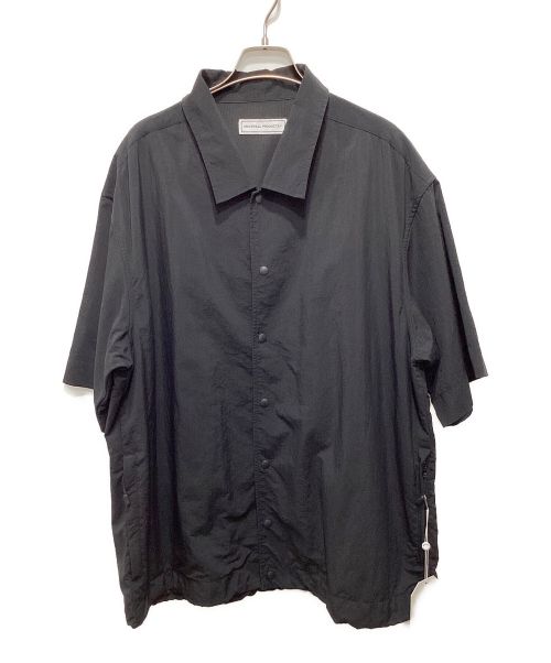 UNIVERSAL PRODUCTS.（ユニバーサルプロダクツ）UNIVERSAL PRODUCTS. (ユニバーサルプロダクツ) NYLON SHELL S/S TRACK SHIRT ブラック サイズ:2の古着・服飾アイテム