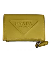 PRADA（プラダ）の古着「グレーストライアングルエンボスレザー カードケース」｜イエロー