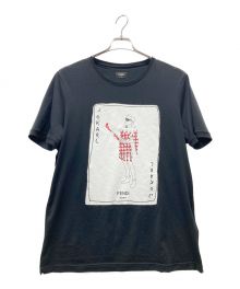 FENDI（フェンディ）の古着「JOKARL プリントTシャツ」｜ブラック