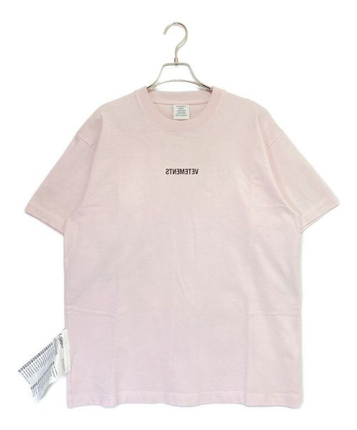 VETEMENTS（ヴェトモン）VETEMENTS (ヴェトモン) INVERTED LOGO TEE ピンク サイズ:Mの古着・服飾アイテム