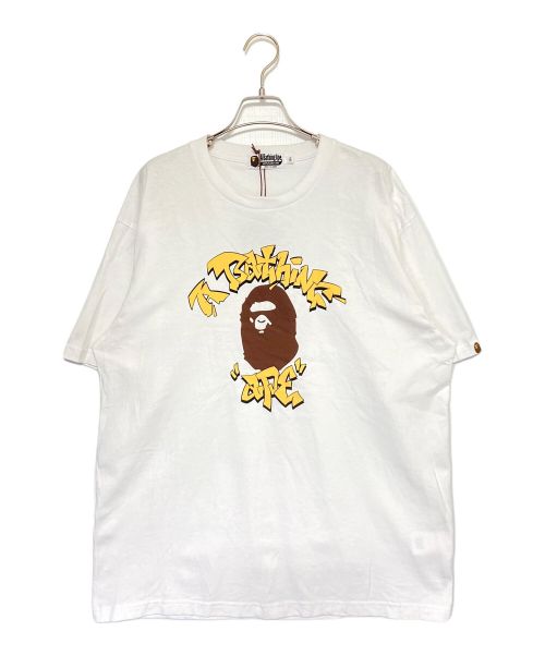 A BATHING APE（アベイシングエイプ）A BATHING APE (アベイシングエイプ) GRAFFITI COLLGE TEE ホワイト サイズ:2XL 未使用品の古着・服飾アイテム