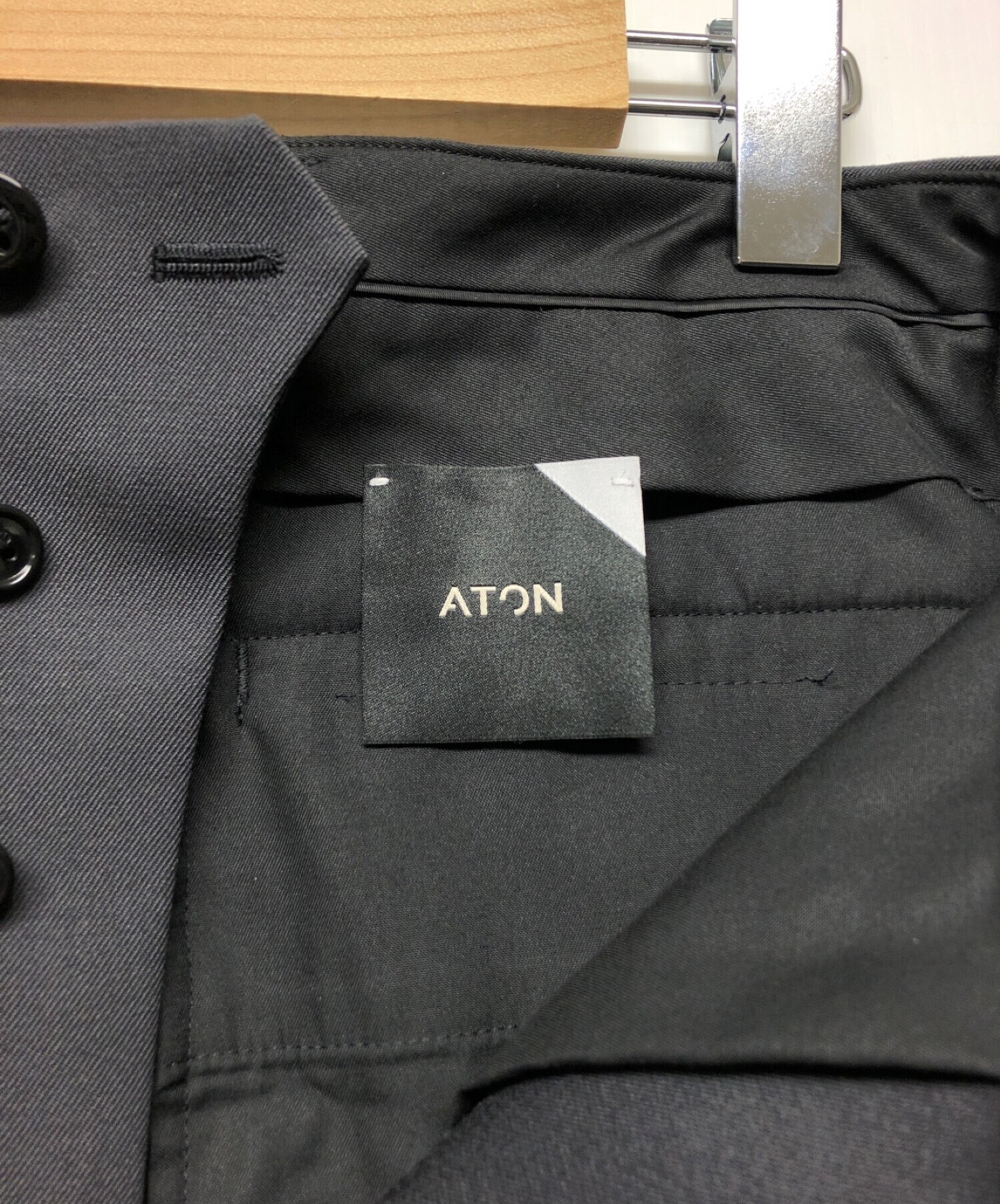 ATON (エイトン) BACK SATIN BASIC PANTS チャコールグレー サイズ:04