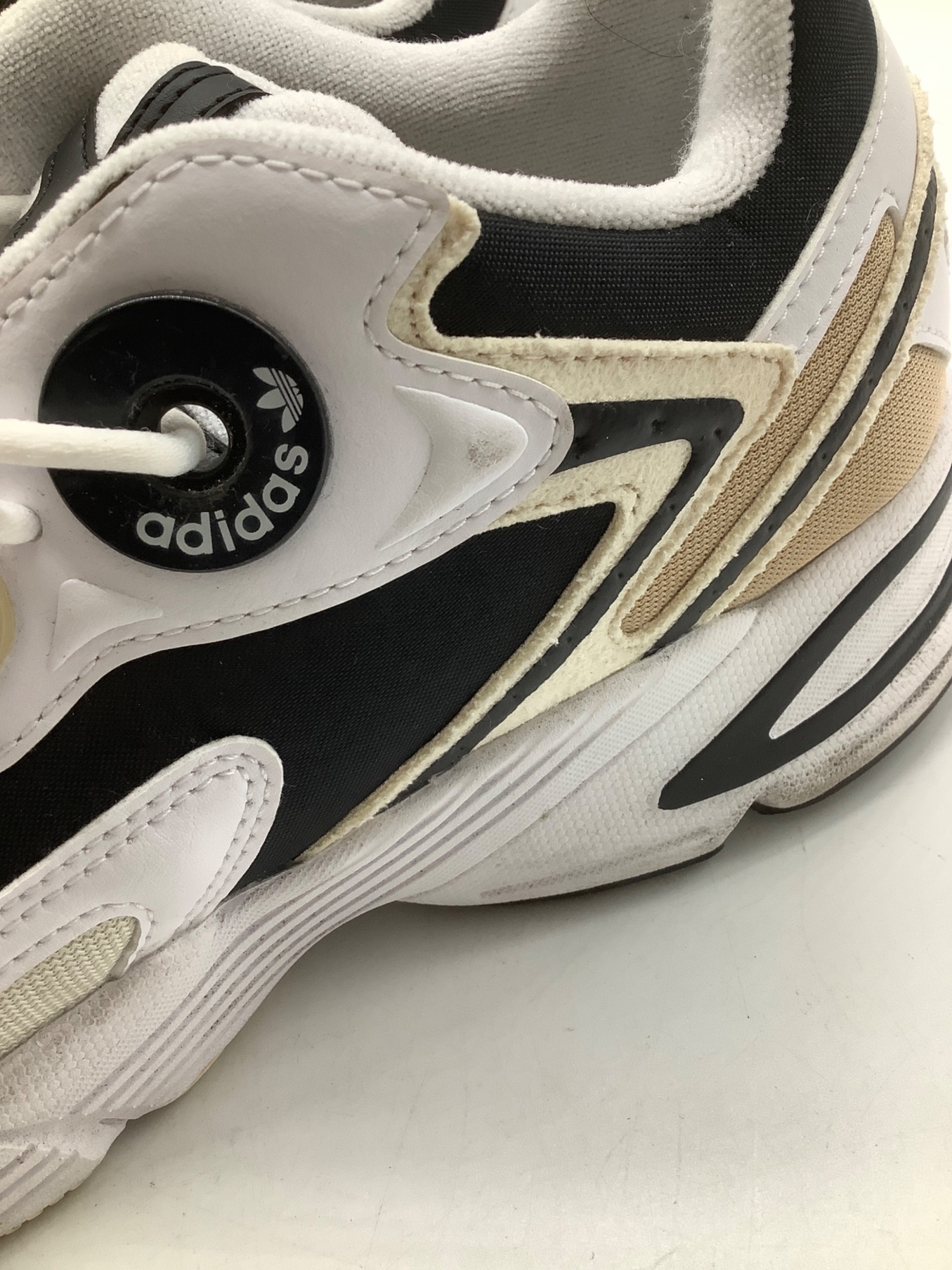 中古・古着通販】adidas (アディダス) シューズ ホワイト×ベージュ