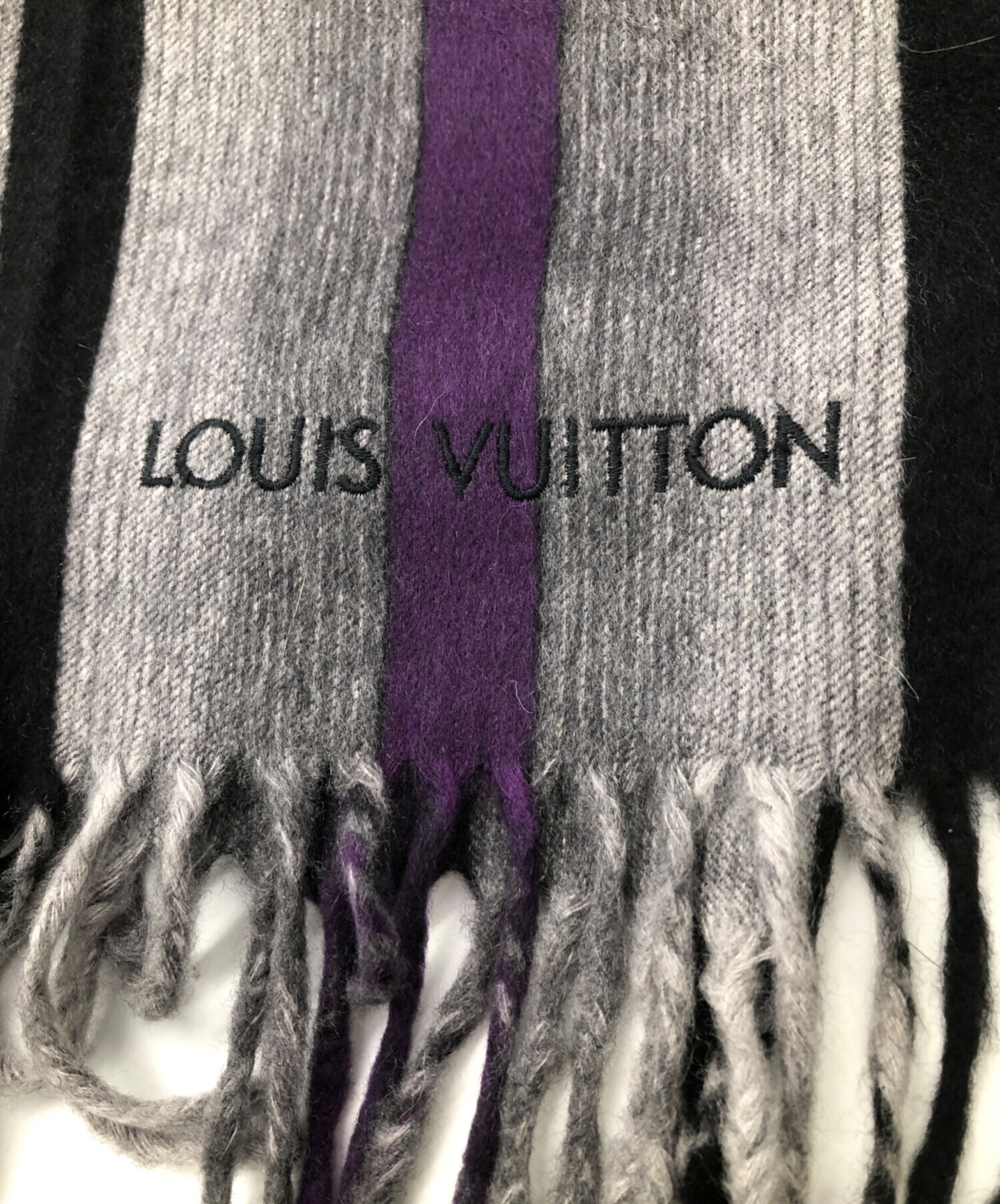 中古・古着通販】LOUIS VUITTON (ルイ ヴィトン) LOUIS VUITTON(ルイ ヴィトン) エシャルプ ペルフォ LVロゴ パンチング  マフラー グレー｜ブランド・古着通販 トレファク公式【TREFAC FASHION】スマホサイト