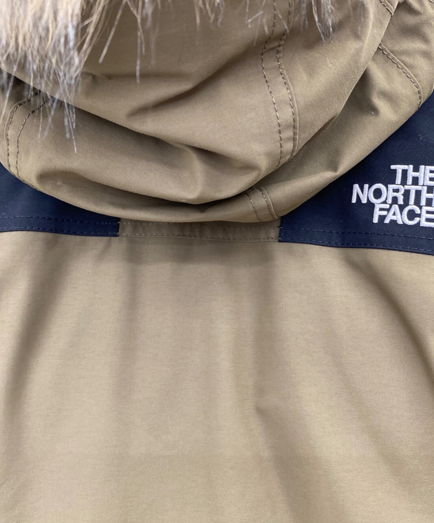 THE NORTH FACE (ザ ノース フェイス) マウンテンダウンコート カーキ×ブラック サイズ:M