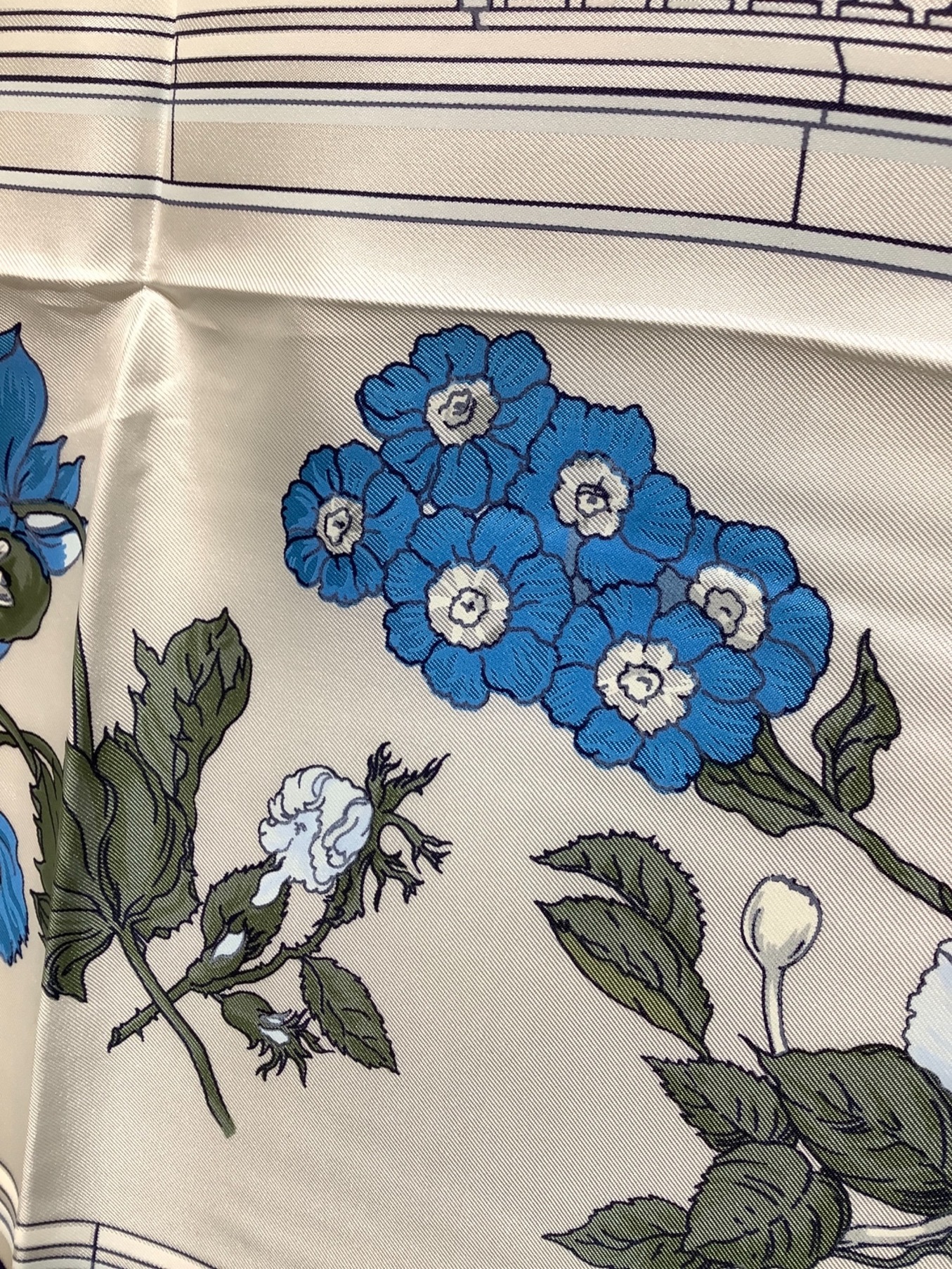 HERMES (エルメス) カレ90 Quai aux Fleurs 花咲く海岸通り シルクスカーフ ブルー×ホワイト