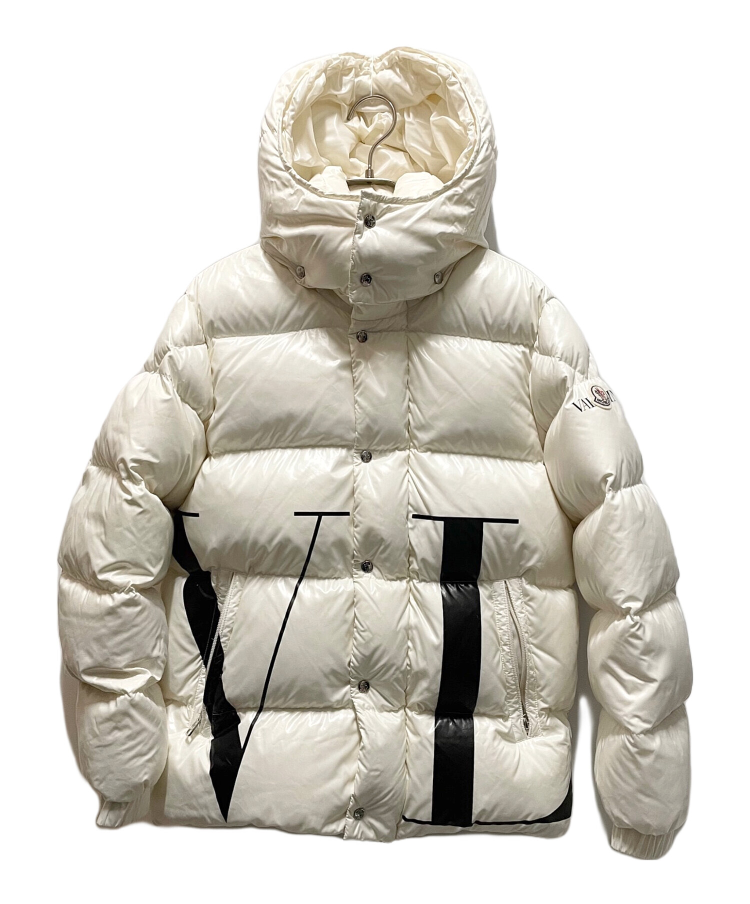 中古・古着通販】MONCLER (モンクレール) VALENTINO (ヴァレンティノ) VLTN ロゴ フーデッド ダウンジャケット ホワイト  サイズ:44｜ブランド・古着通販 トレファク公式【TREFAC FASHION】スマホサイト