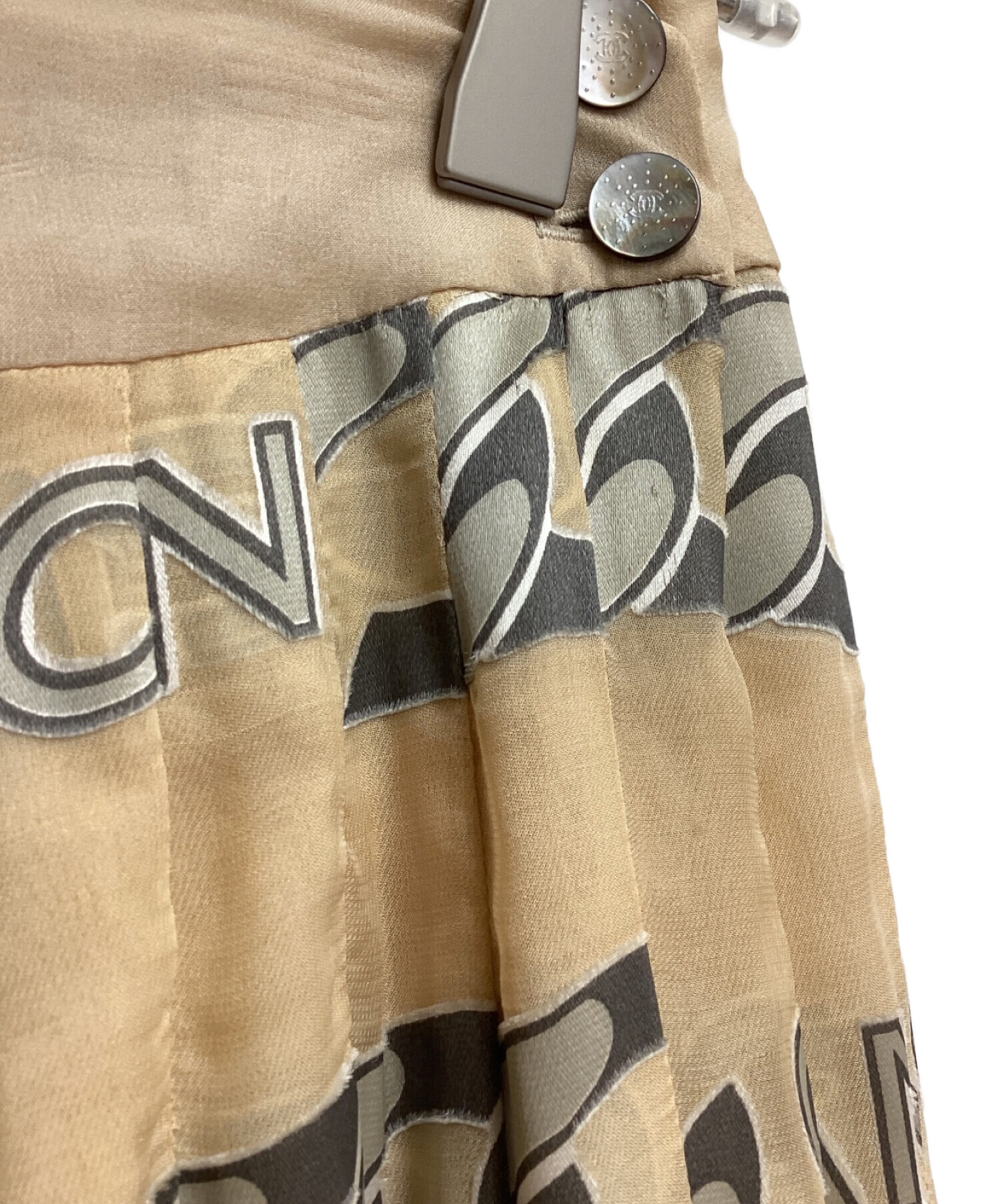 CHANEL (シャネル) logo chain pleated skirt（ロゴチェーンプリーツスカート） ベージュ サイズ:40