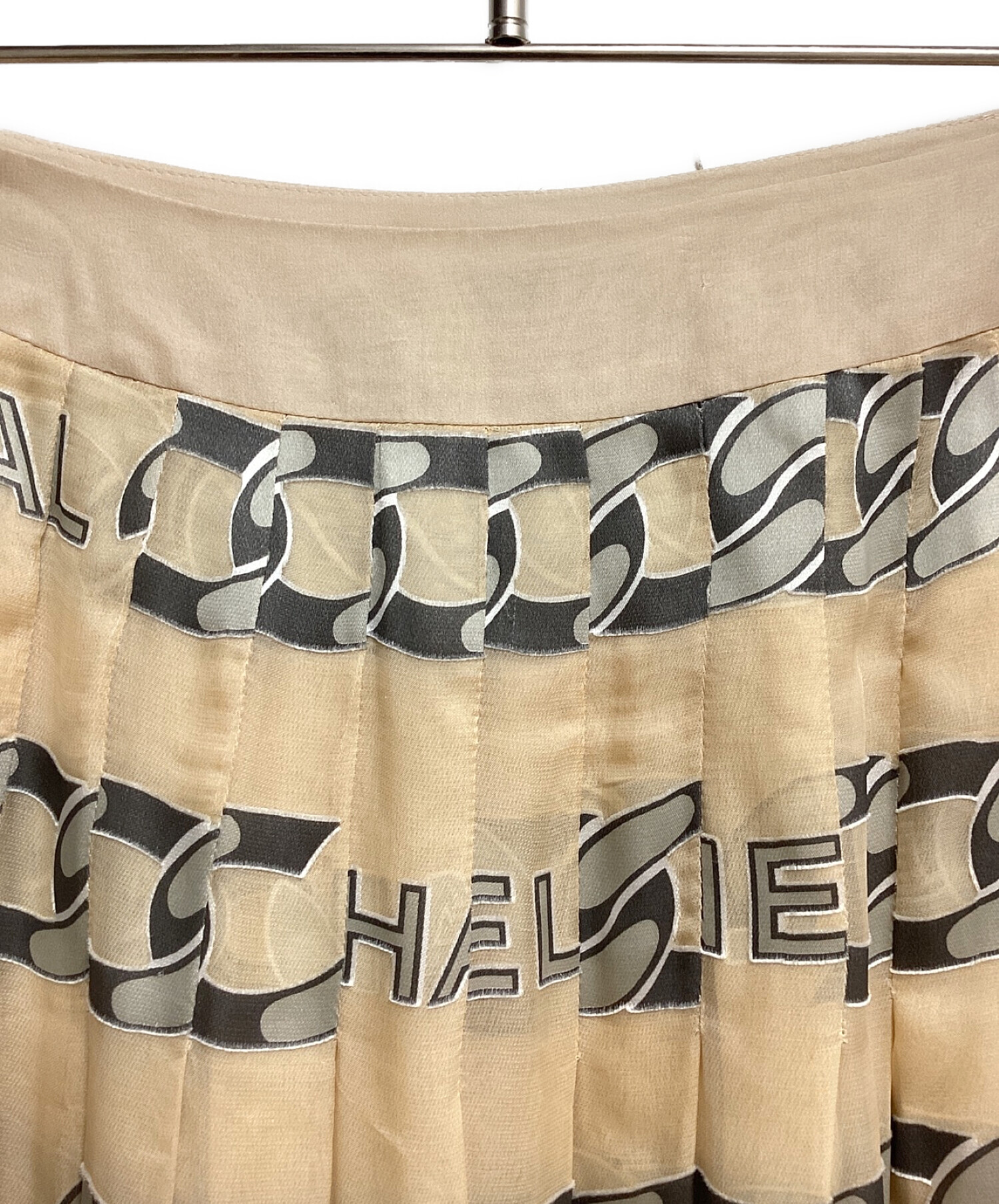 CHANEL (シャネル) logo chain pleated skirt（ロゴチェーンプリーツスカート） ベージュ サイズ:40