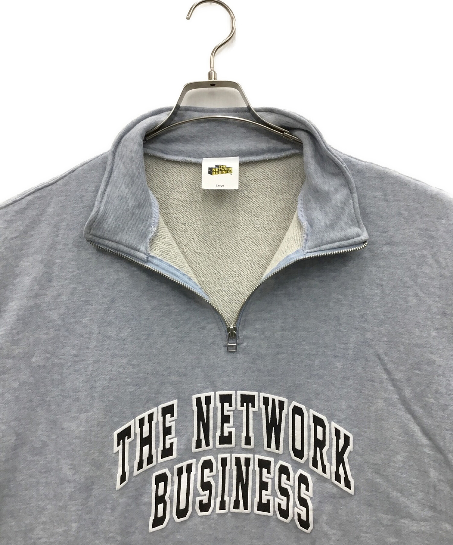 THE NETWORK BUSINESS (ザネットワークビジネス) TNB ARCH LOGO HALF ZIP SWEAT スカイブルー サイズ:L