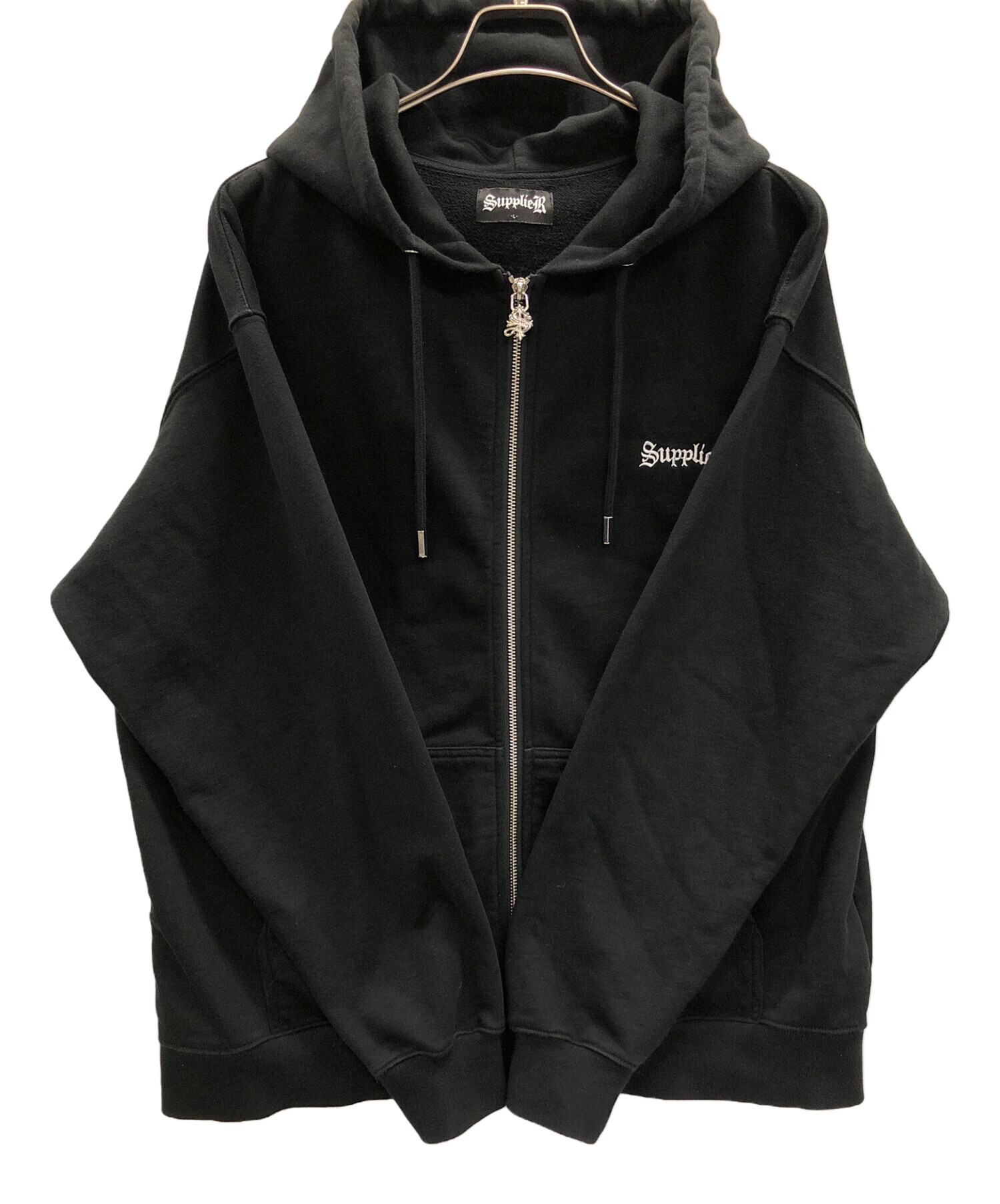 SUPPLIER (サプライヤー) ジップパーカー Boxy Fit Cross Logo Zip Hoodie（ボクシー フィット クロス ロゴ  ジップ フーディ） ブラック サイズ:L