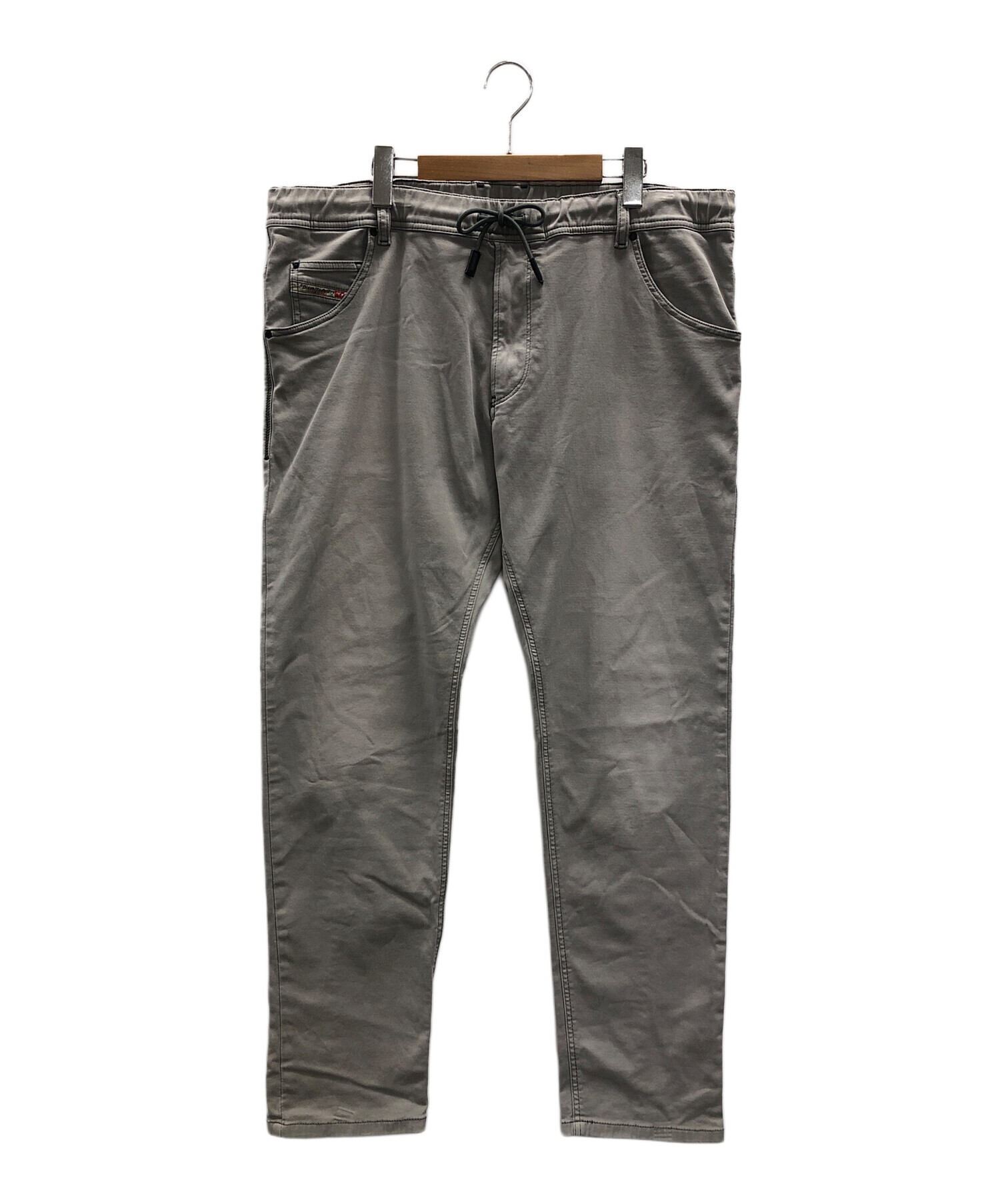 DIESEL (ディーゼル) ジョグジーンズ tapered 2030 d-krooley joggjeans 0670m（テーパード 2030  ディー-クルーリー ジョグジーンズ 0670エム） ライトグレー サイズ:38