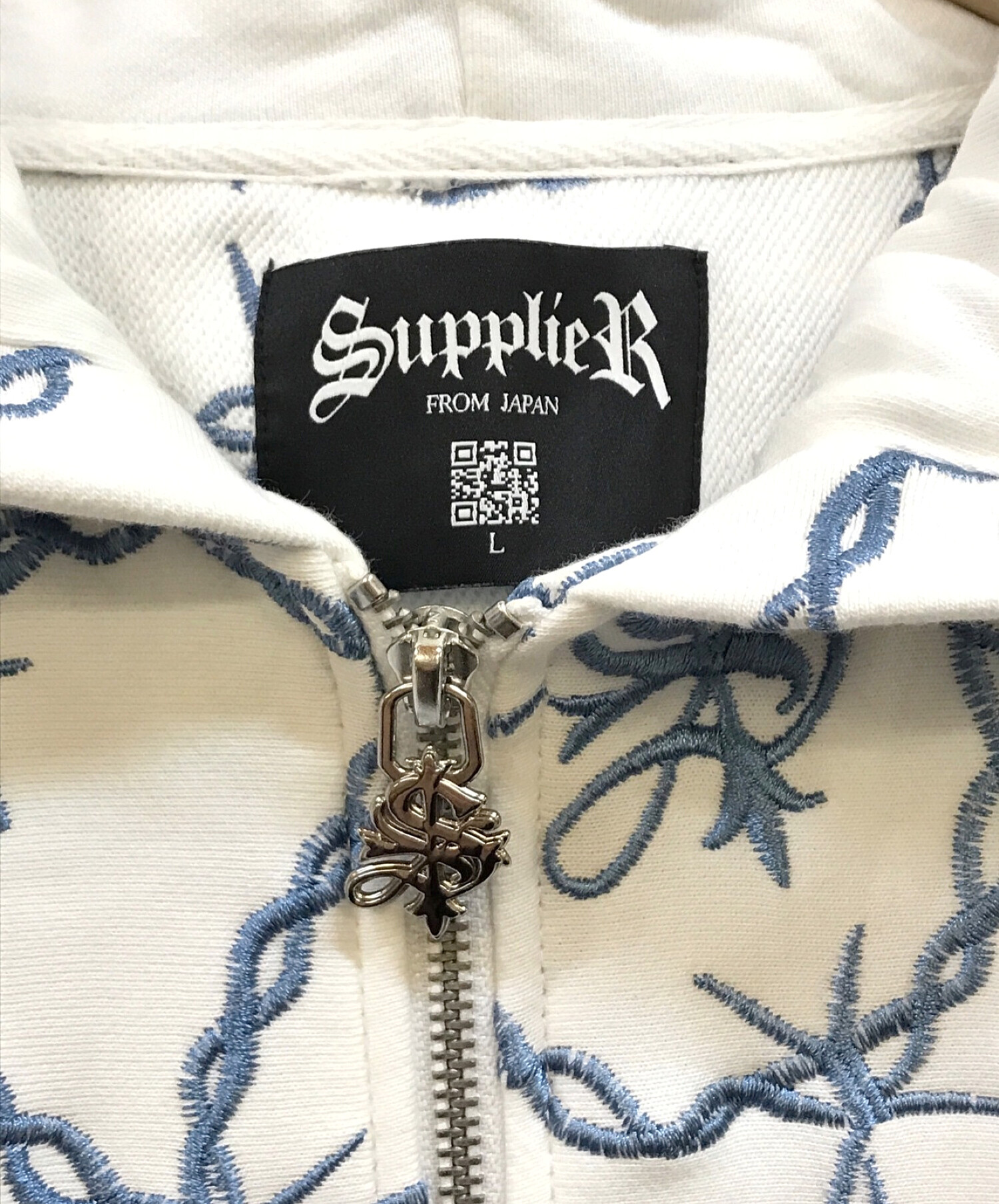 SUPPLIER (サプライヤー) CROSS CHAIN EMBROIDERY ZIP HOODIE ホワイト×ブルー サイズ:L