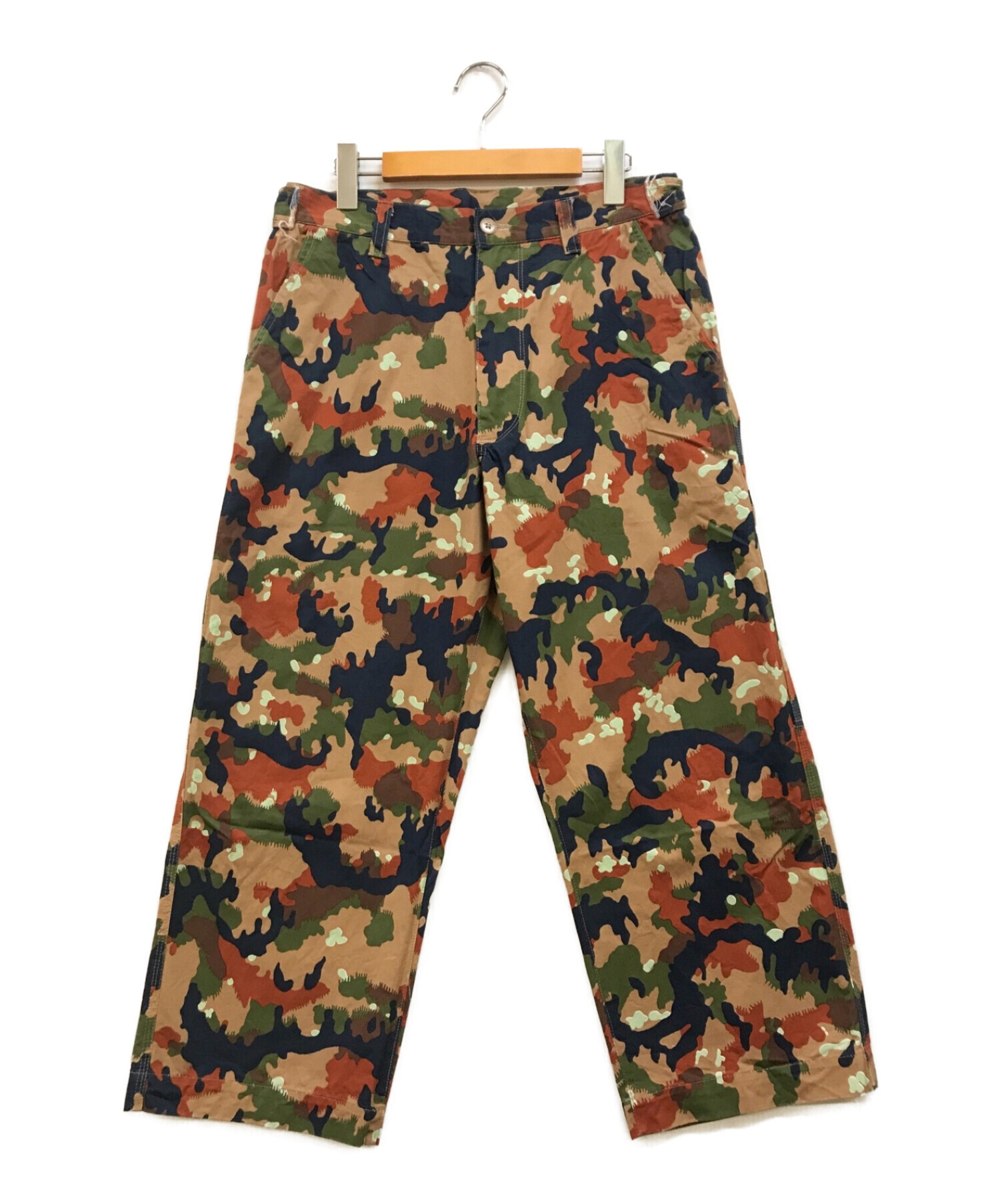 独特のフォルムが特徴のCAMIEL FORTGENS WORKER PANTS カモフラ