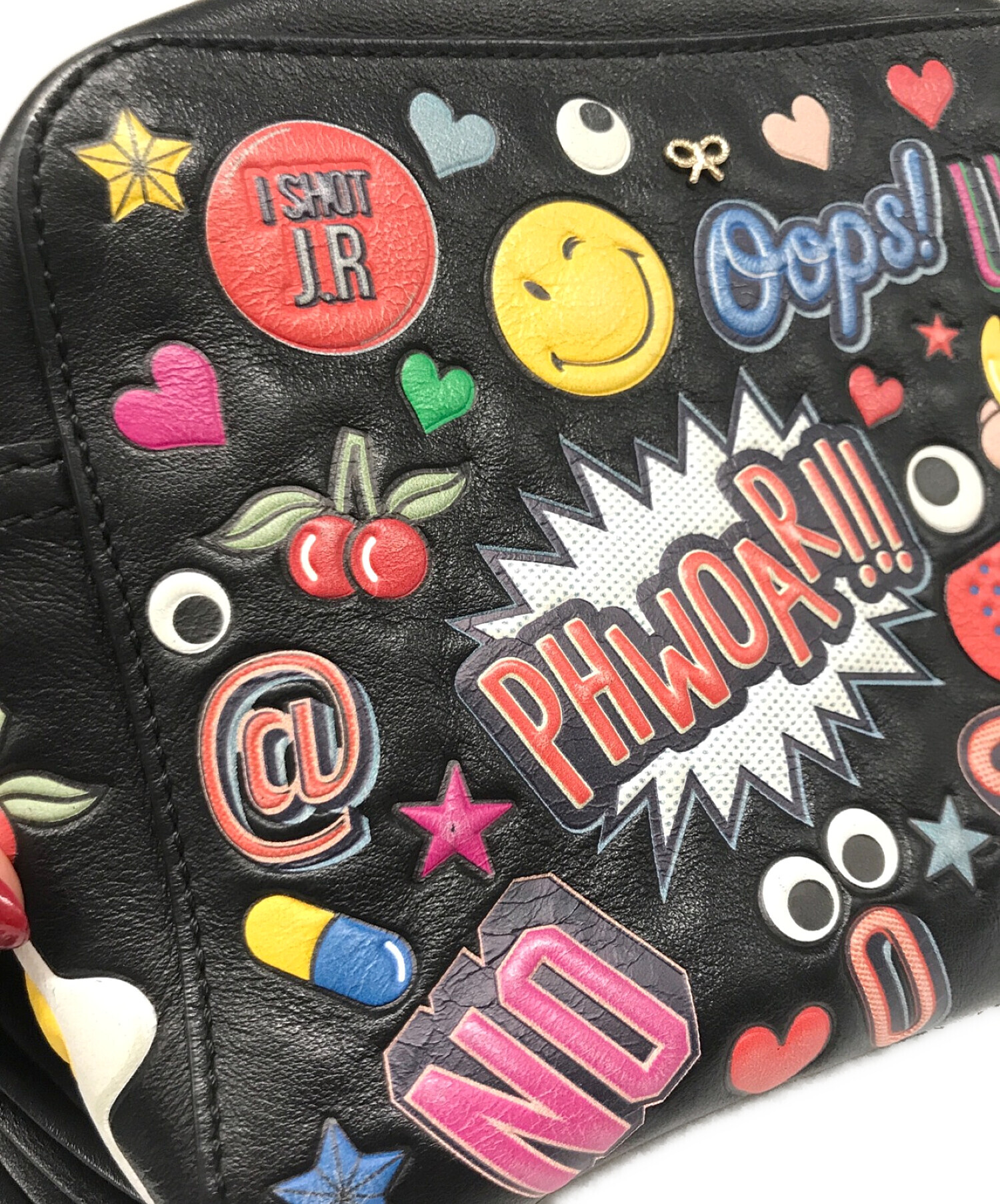 ANYA HINDMARCH (アニヤハインドマーチ) ALL OVER STICKER  CROSSBODYBAG/オールオーバーステッカーズクロスボディバッグ ブラック