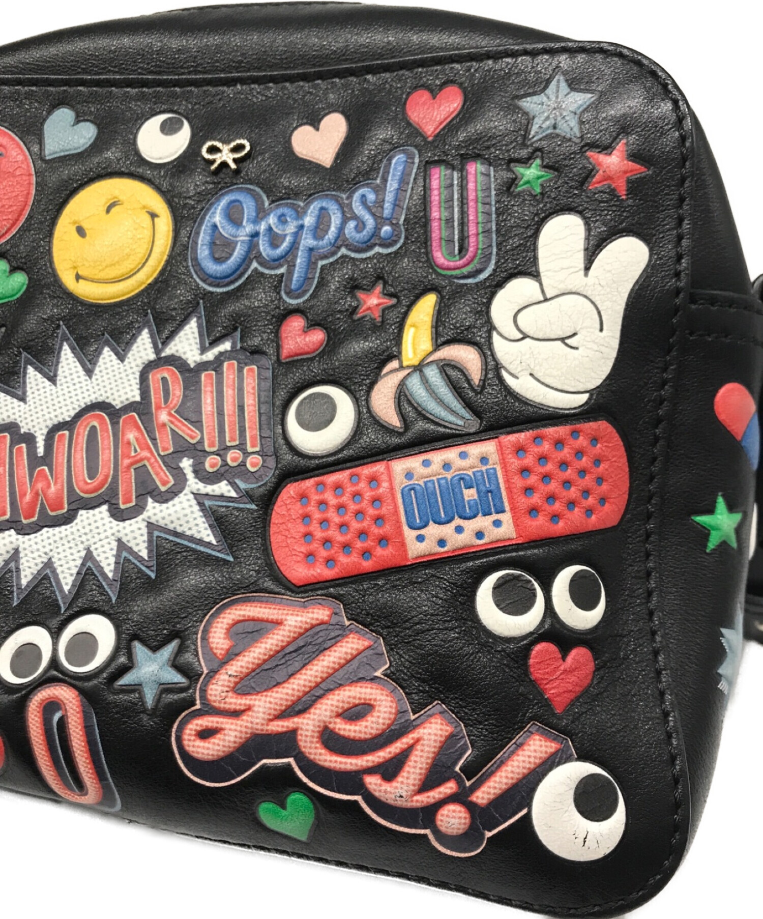 ANYA HINDMARCH (アニヤハインドマーチ) ALL OVER STICKER  CROSSBODYBAG/オールオーバーステッカーズクロスボディバッグ ブラック