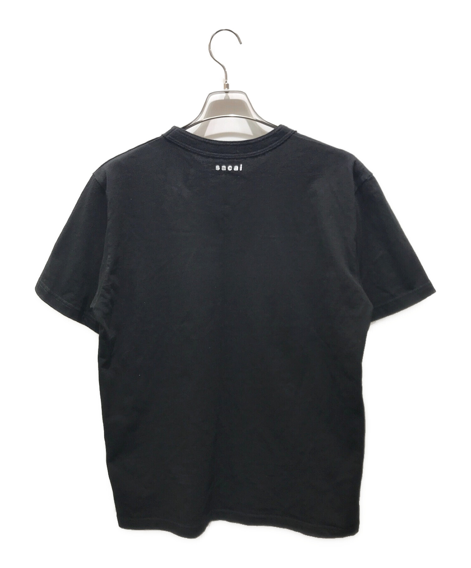 sacai (サカイ) KAWS (カウズ) コラボプリントTシャツ　21-0288S ブラック サイズ:3