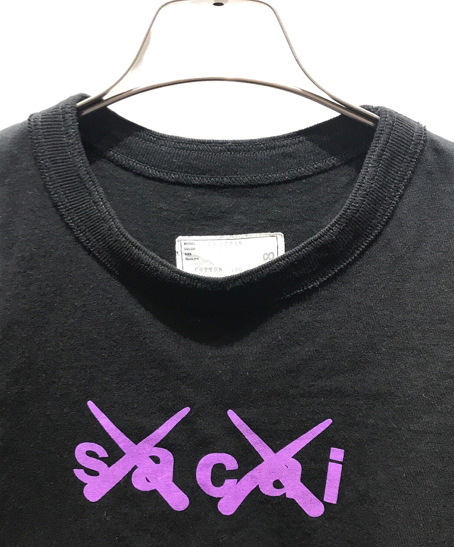 sacai (サカイ) KAWS (カウズ) コラボプリントTシャツ　21-0288S ブラック サイズ:3