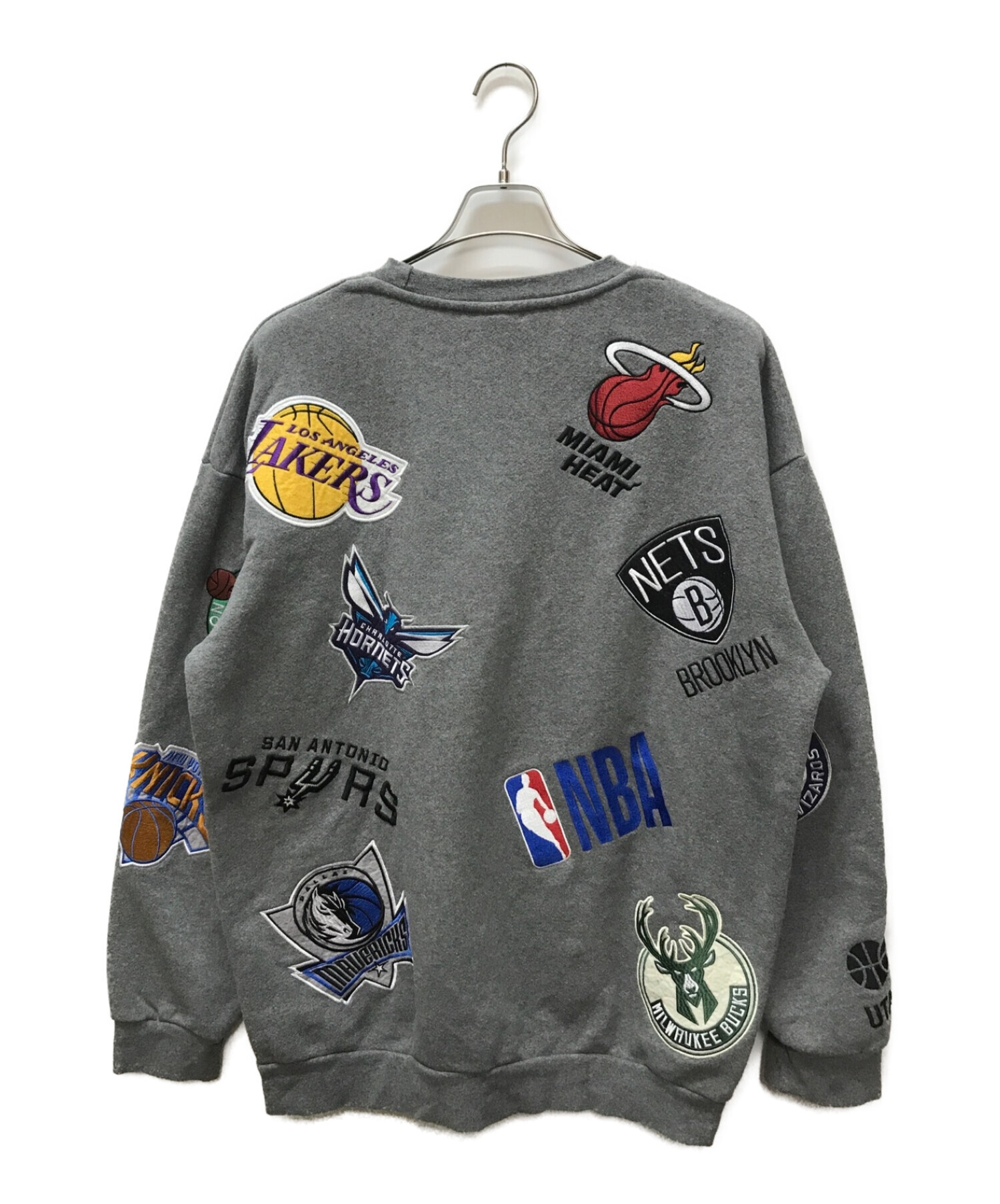 NBA×FREAK'S STORE (エヌビーエー×フリークスストア) チームワッペン刺繍スウェット グレー サイズ:L