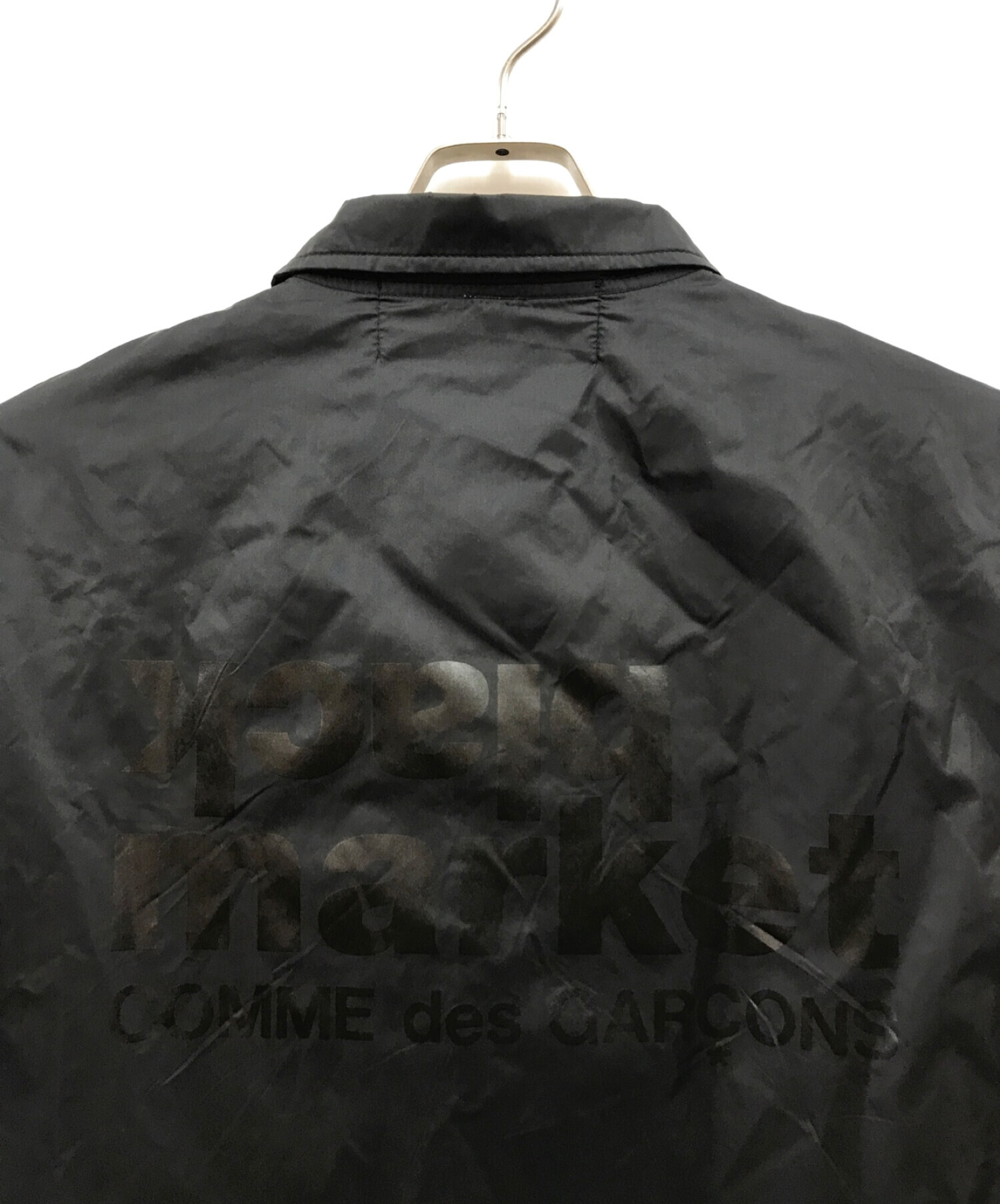 black market COMME des GARCONS (ブラックマーケットコムデギャルソン) バックロゴプリント コーチジャケット ブラック  サイズ:L