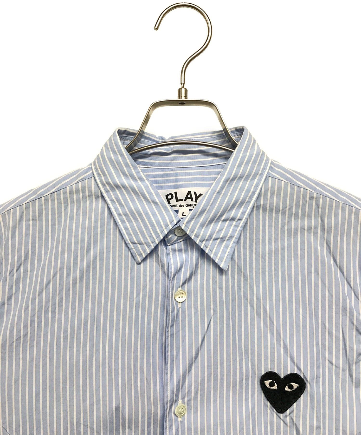 PLAY COMME des GARCONS (プレイ コムデギャルソン) ハートワッペンS/Sストライプシャツ ブルー サイズ:SIZE L