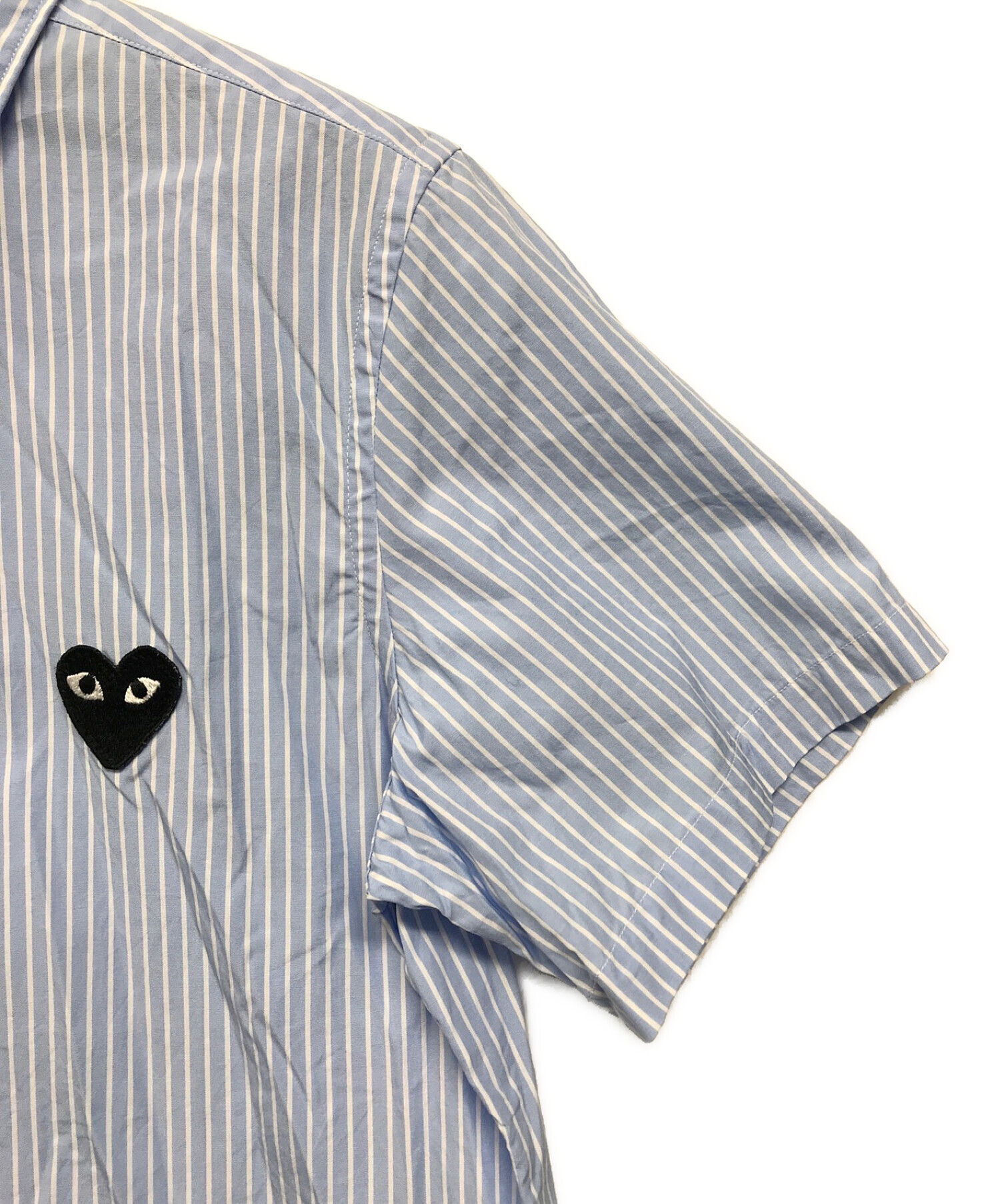 PLAY COMME des GARCONS (プレイ コムデギャルソン) ハートワッペンS/Sストライプシャツ ブルー サイズ:SIZE L