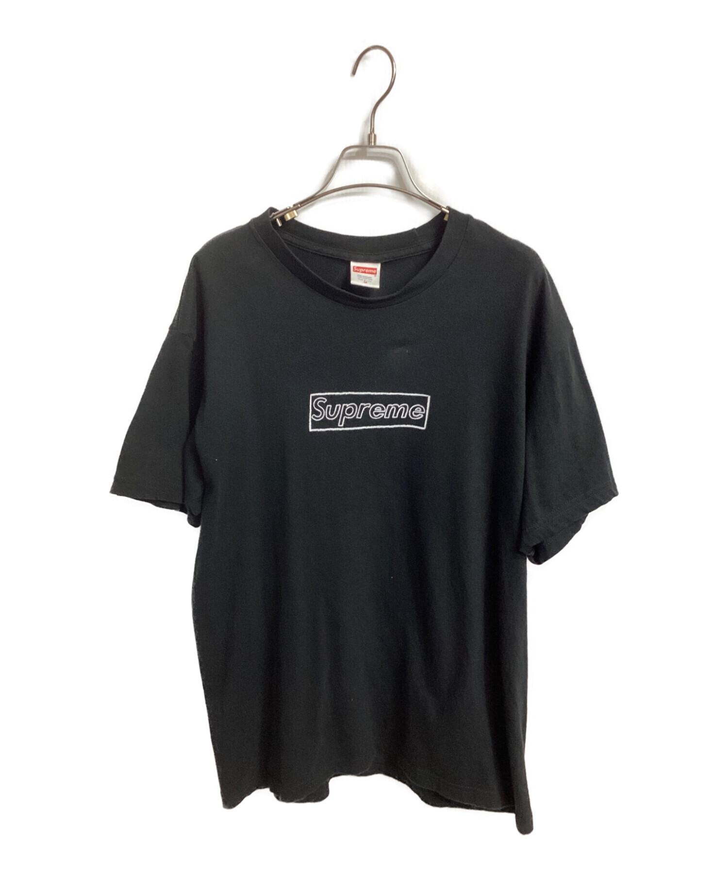supreme × KAWSカウズ チョーク ボックス ロゴ Tシャツ - Tシャツ ...